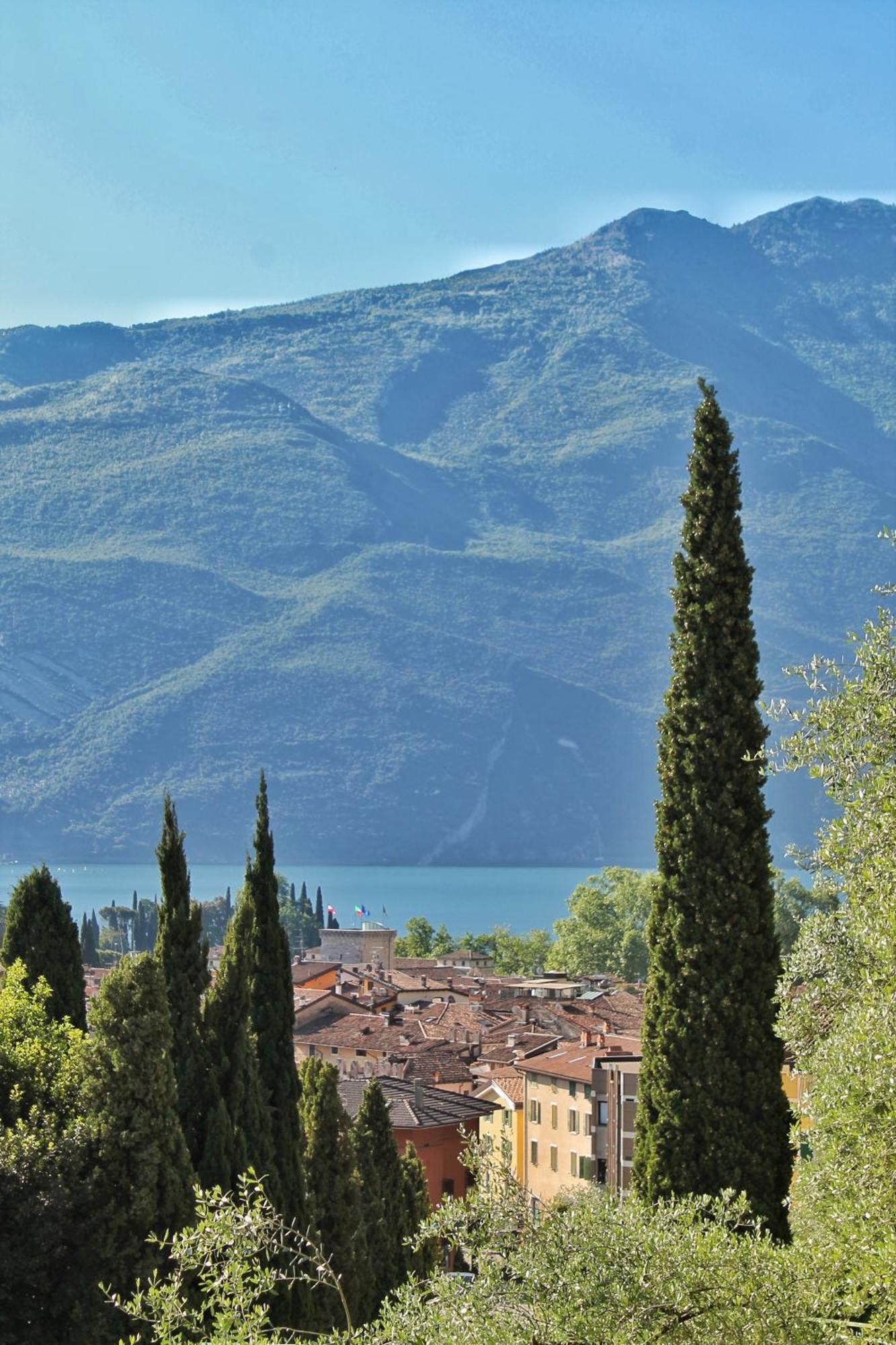 Aparthotel Englovacanze Riva del Garda Exterior photo