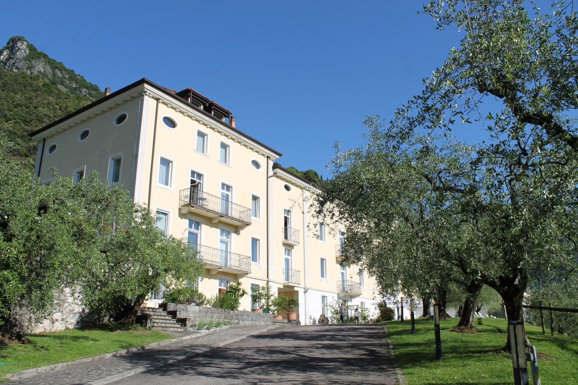 Aparthotel Englovacanze Riva del Garda Exterior photo